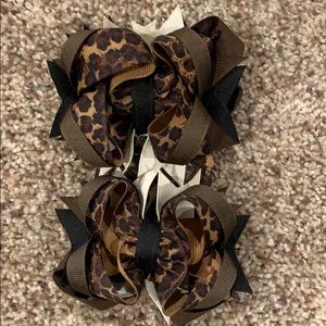 Bow. Clip on style.